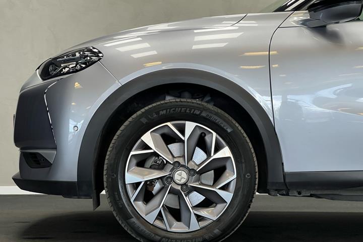 Grå DS DS3 Crossback fra 2020 set udefra