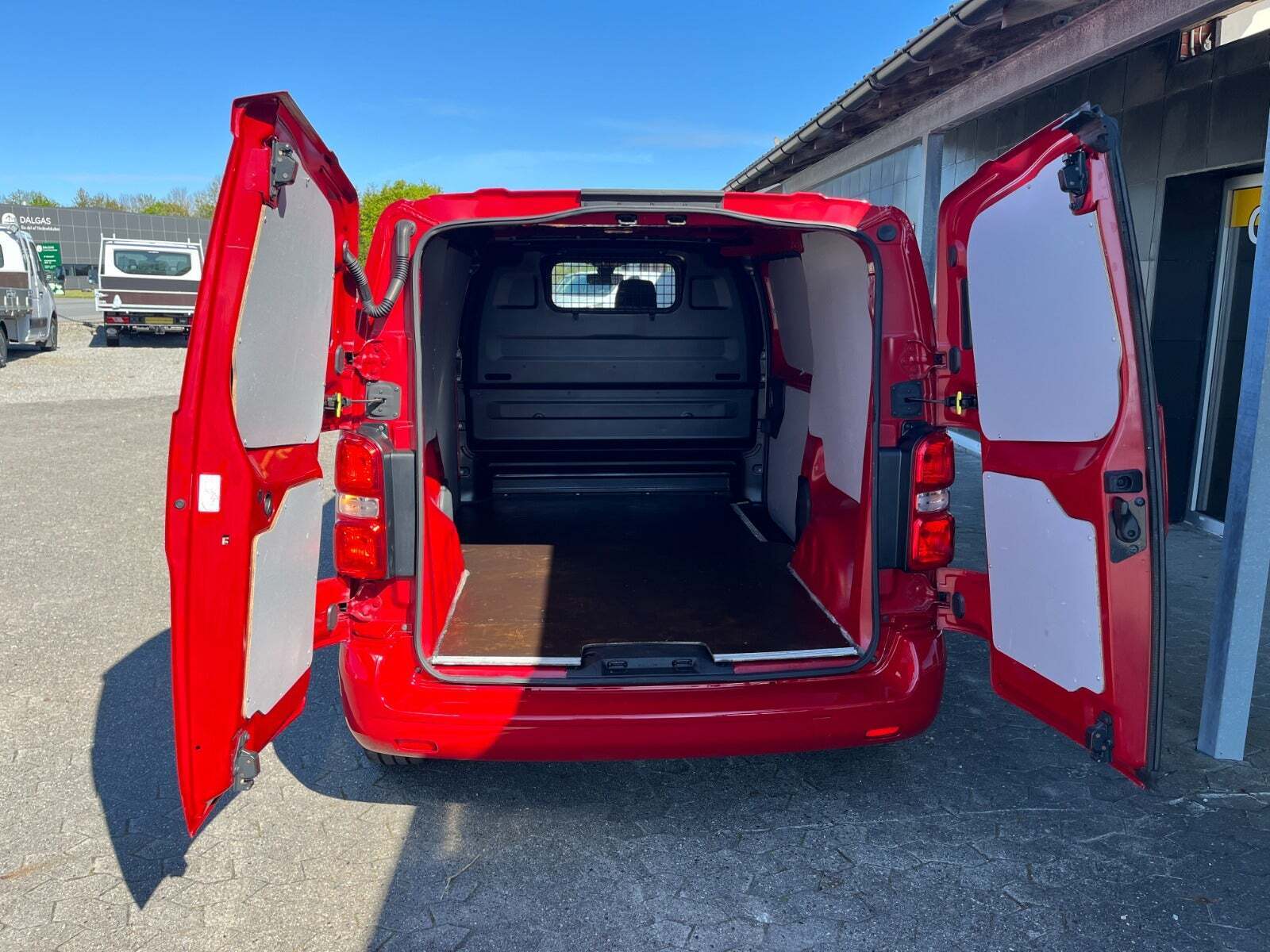 Rød Peugeot Expert fra 2019