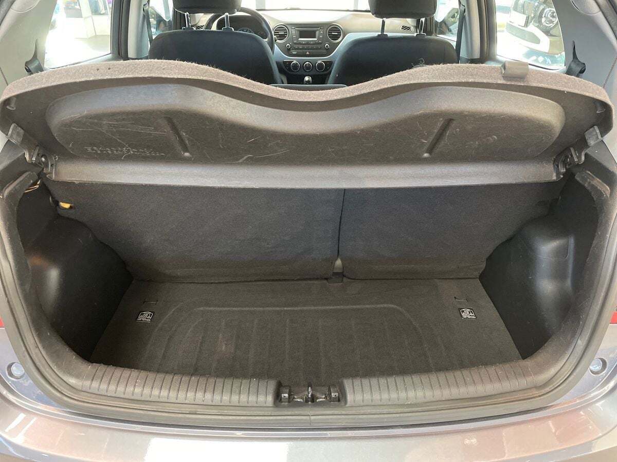 Beige Hyundai i10 fra 2014