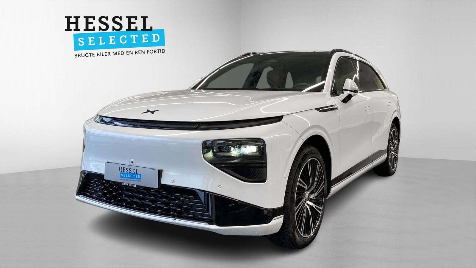 Hvid Xpeng G9 fra 2023 set udefra