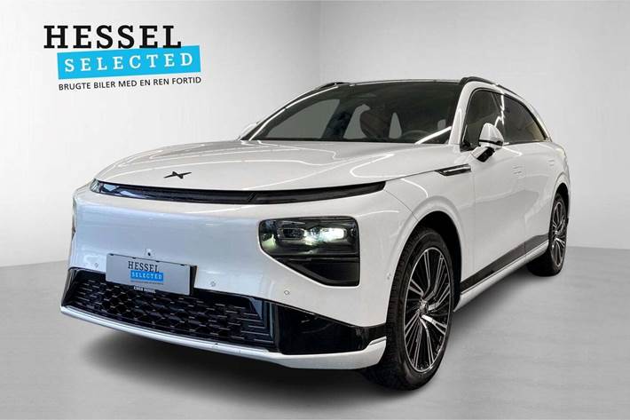 Hvid Xpeng G9 fra 2023 set udefra