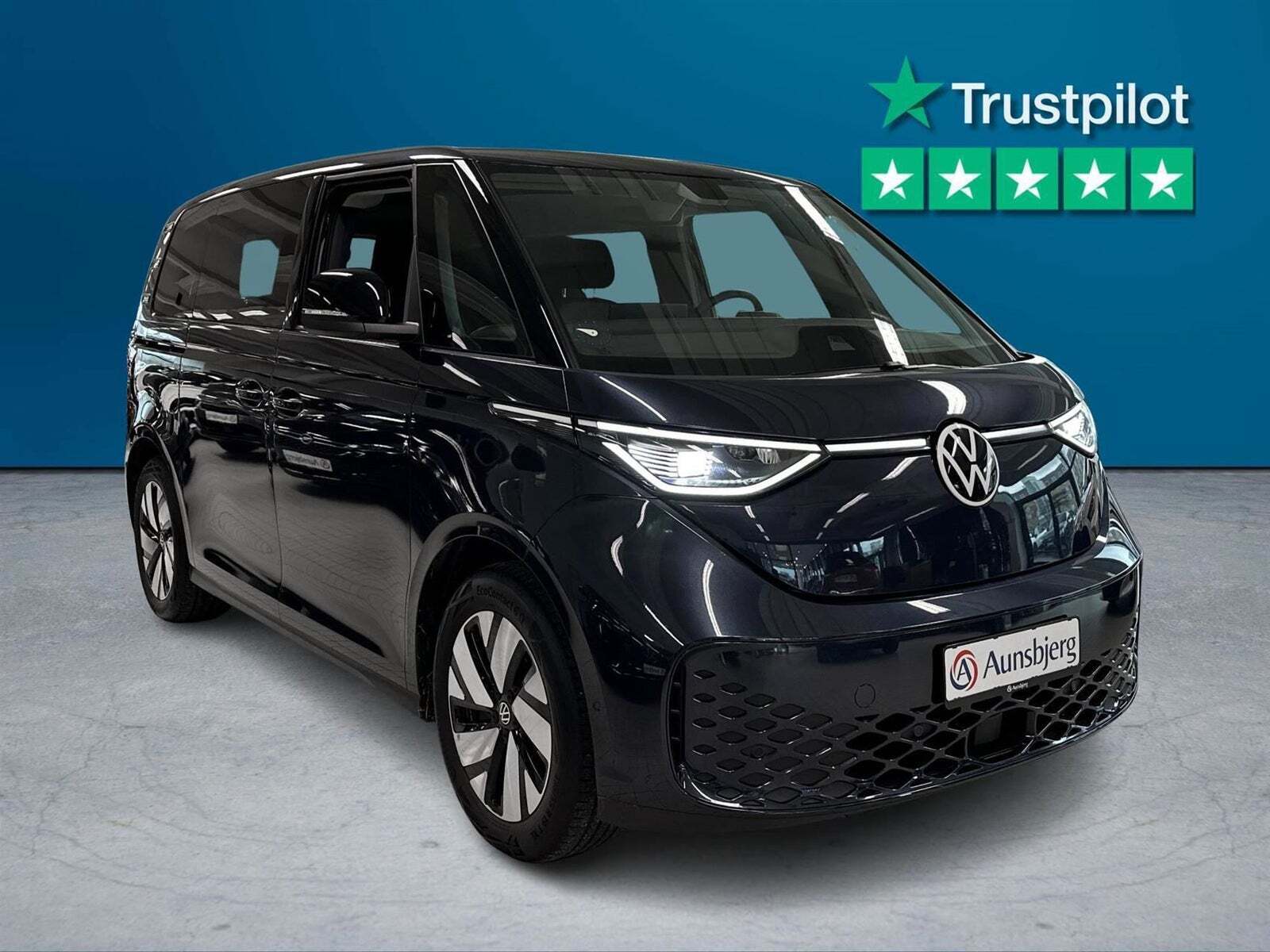 Blå VW ID.Buzz fra 2024 set udefra