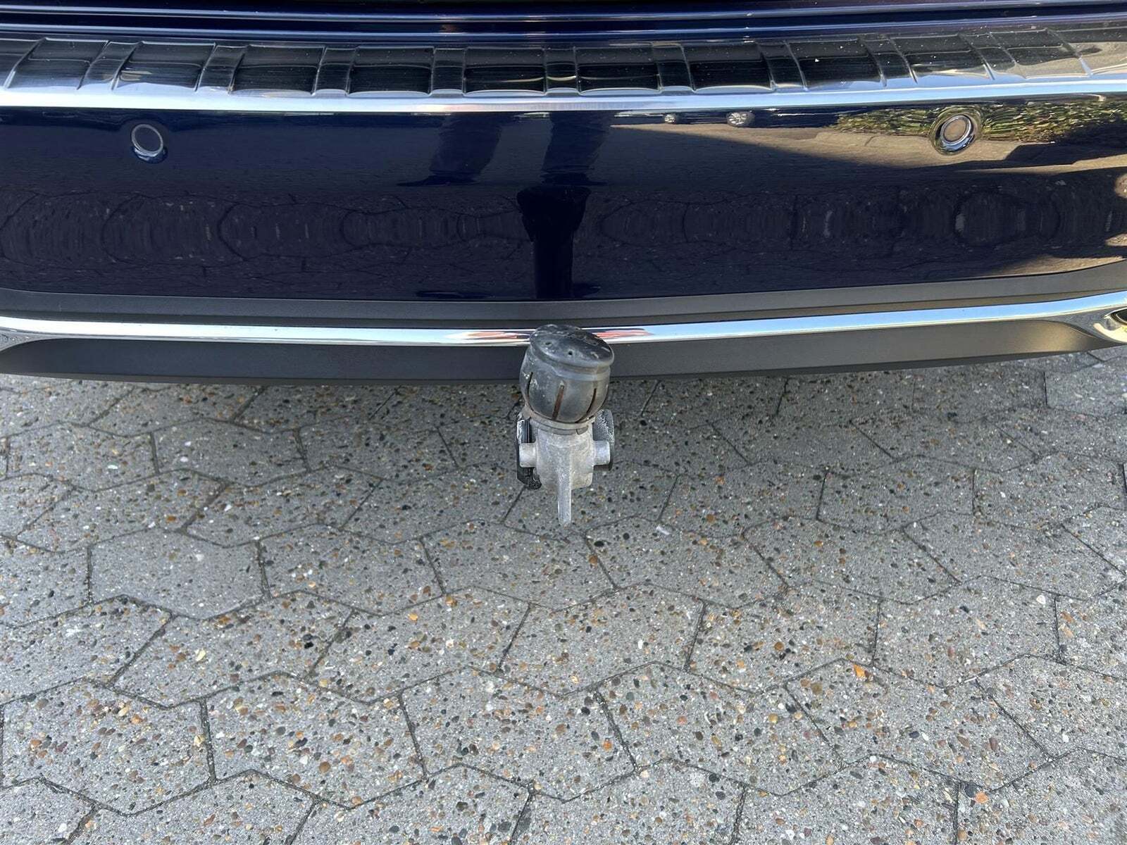 Blå Mercedes C300 e fra 2022 set udefra