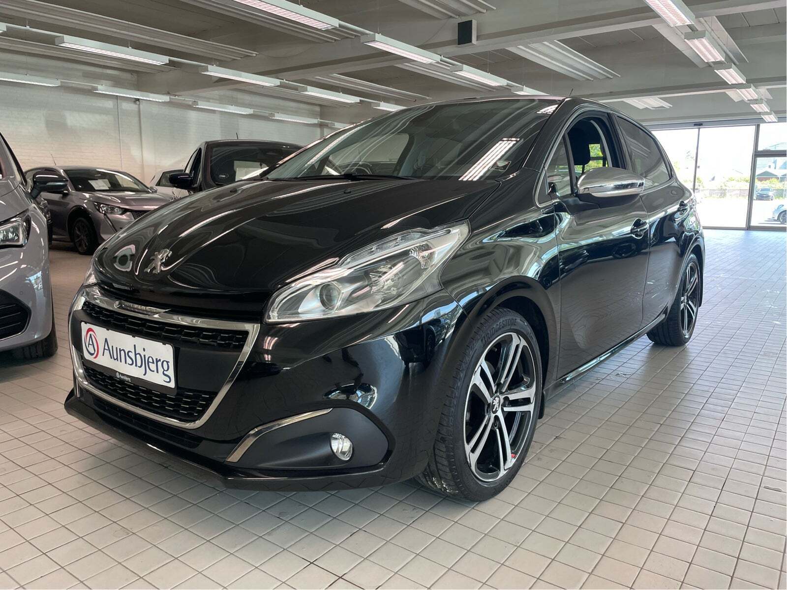 Sort Peugeot 208 fra 2019 set udefra