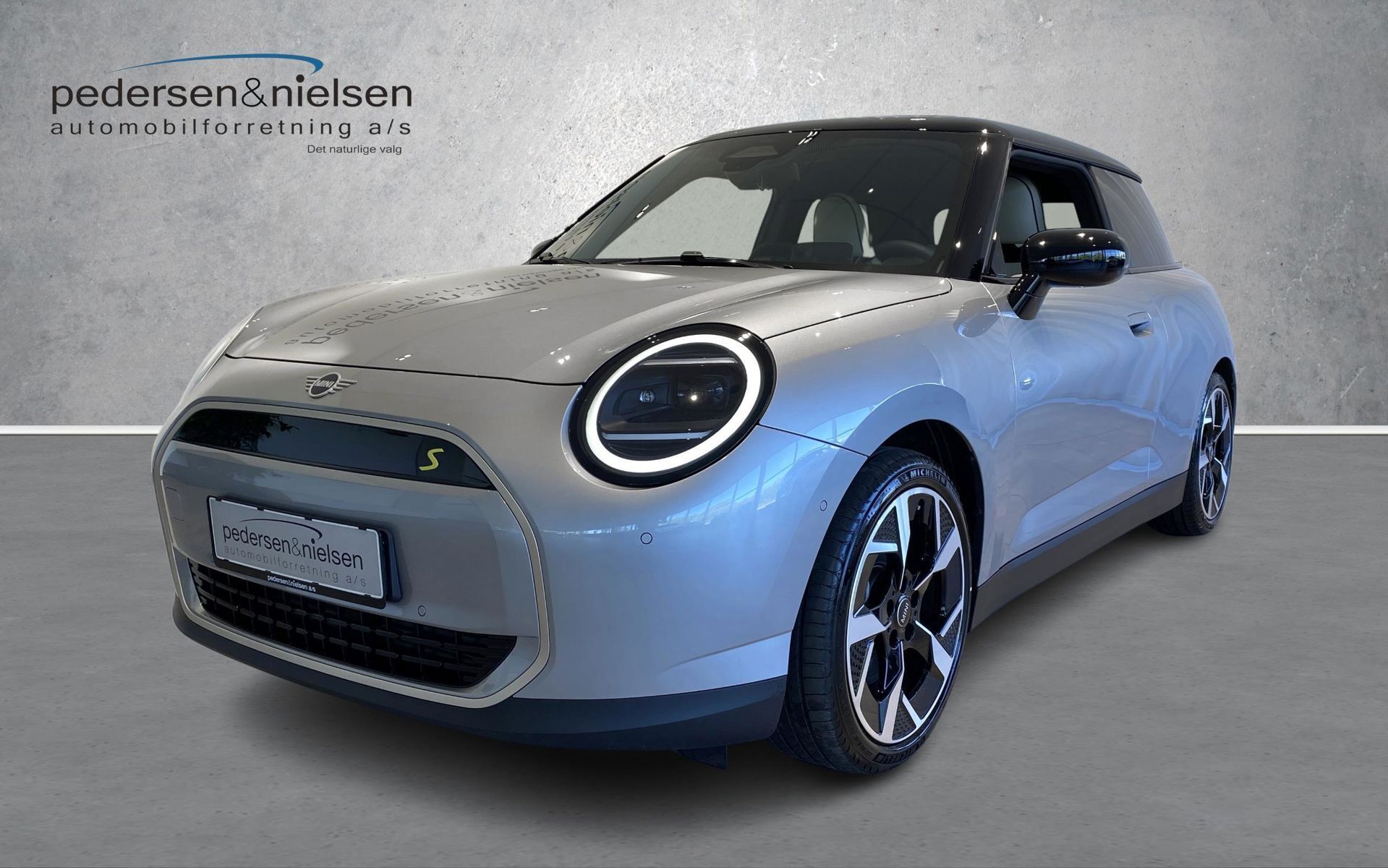 Sølv Mini Cooper fra 2024 set udefra