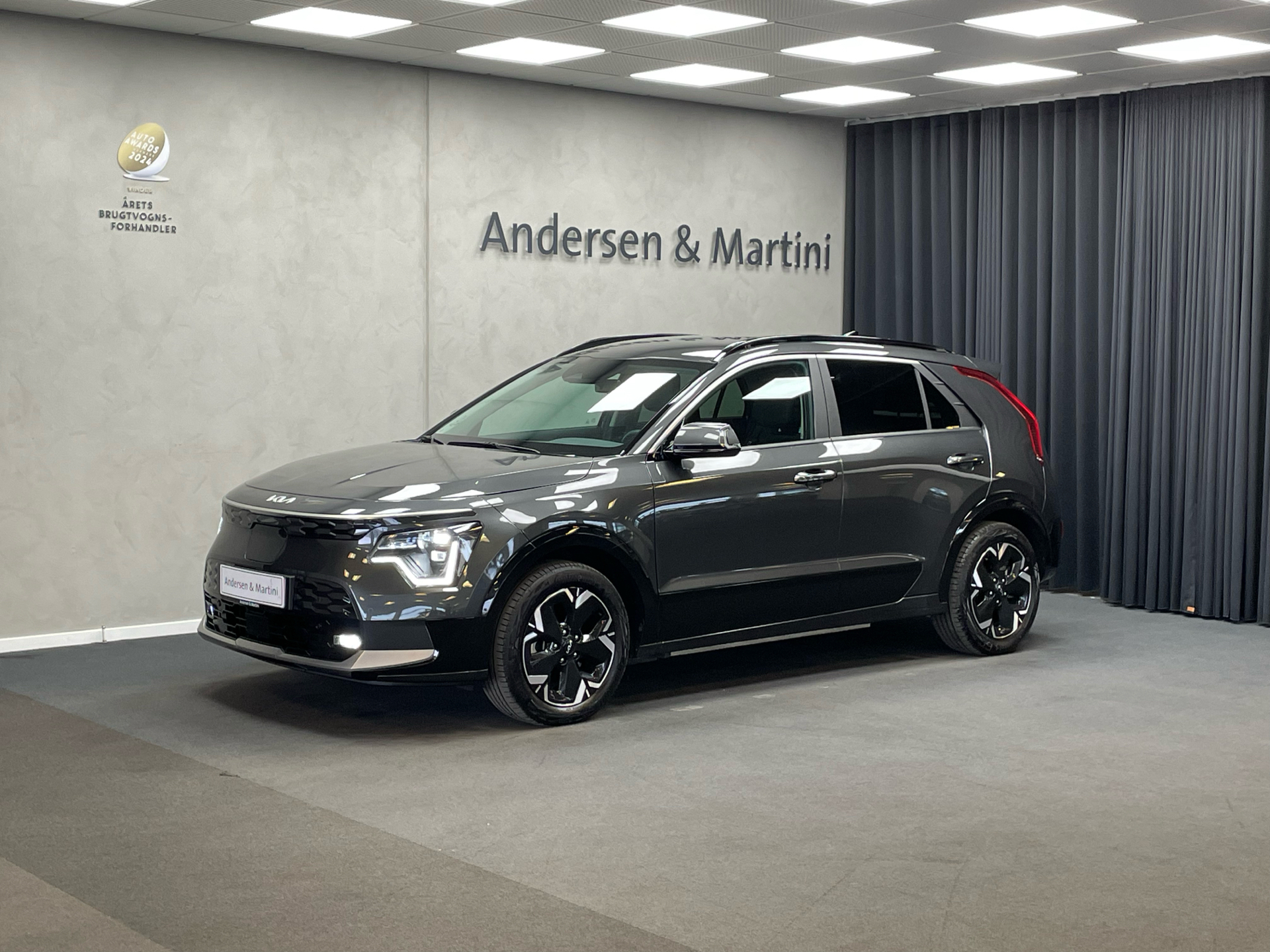 Grå Kia Niro EV fra 2023 set udefra