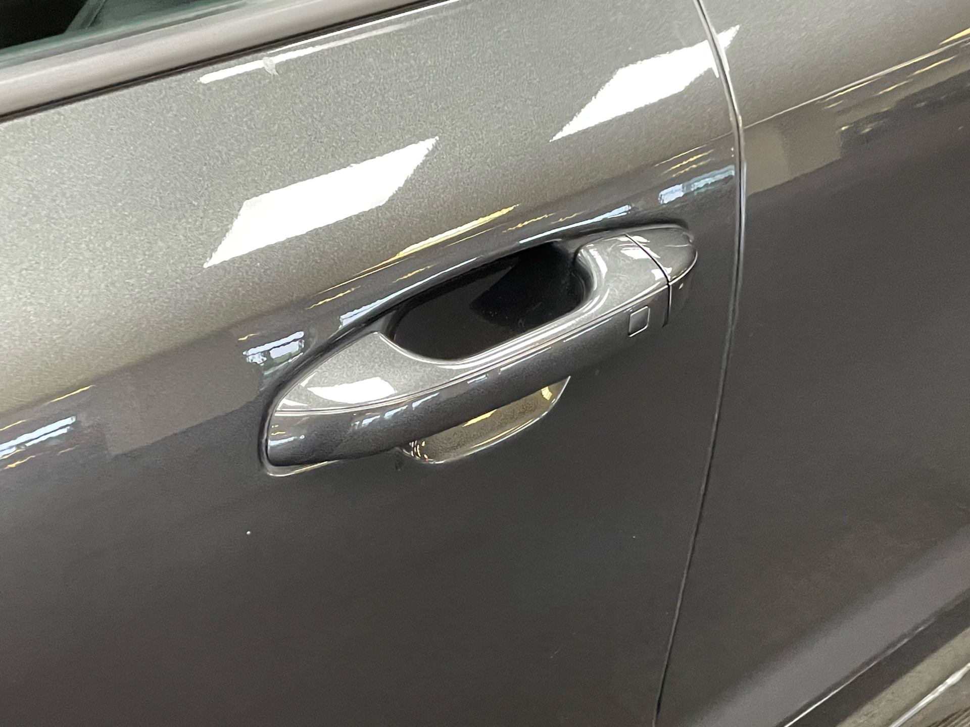 Grå Kia Niro EV fra 2023