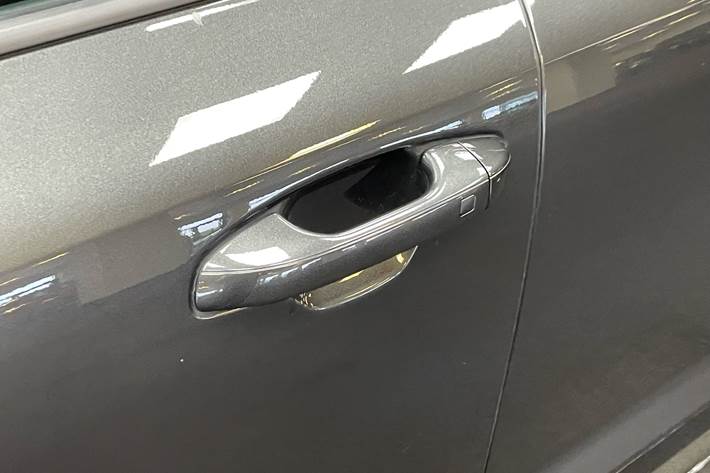 Grå Kia Niro EV fra 2023