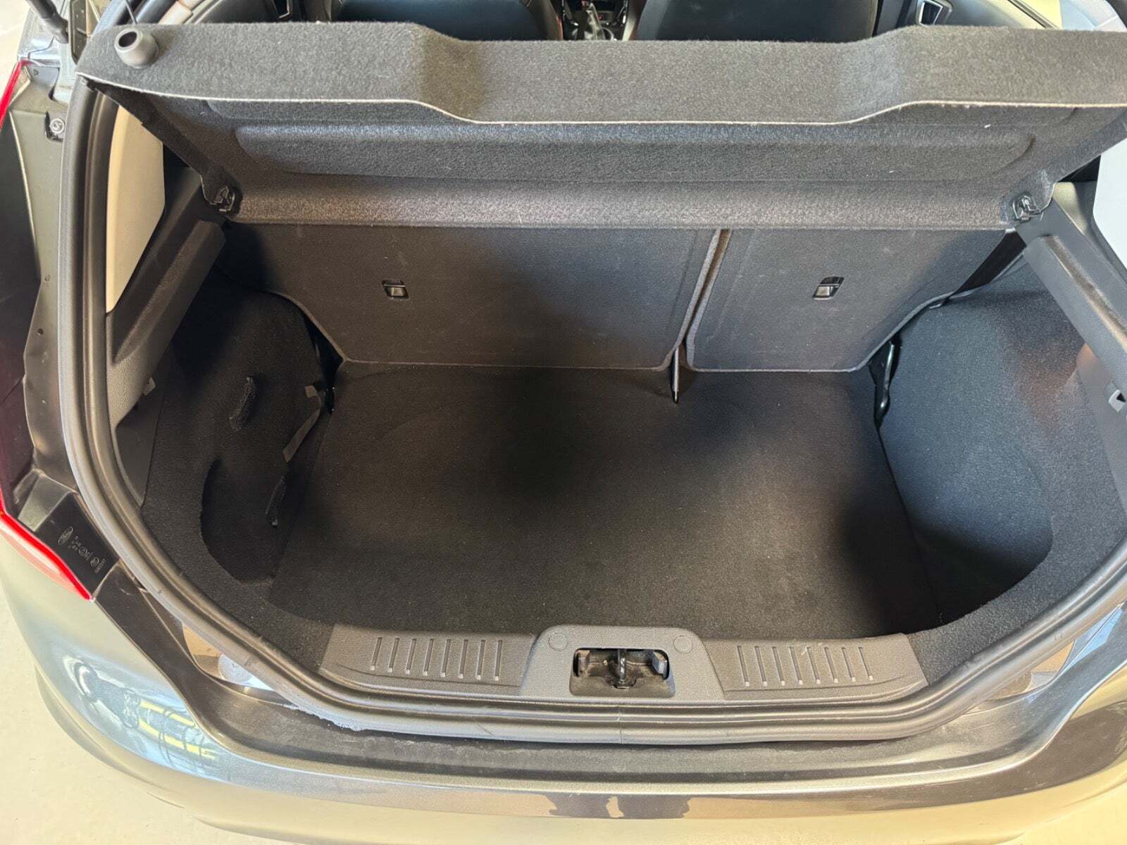 Grå Ford Fiesta fra 2016