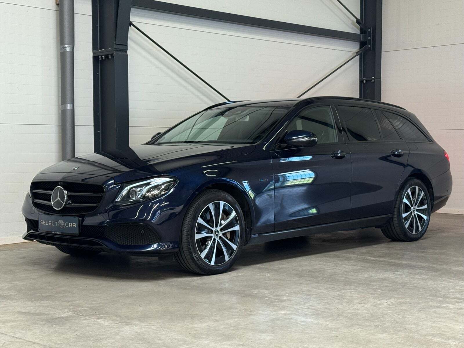 Blå Mercedes E300 de fra 2019