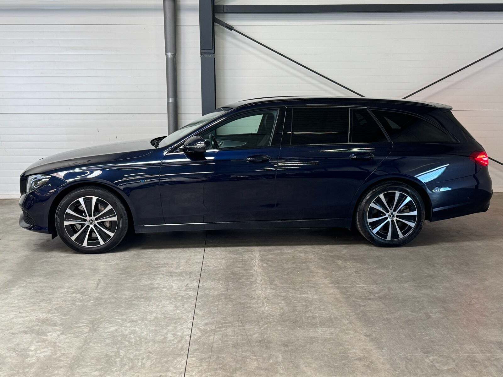 Blå Mercedes E300 de fra 2019