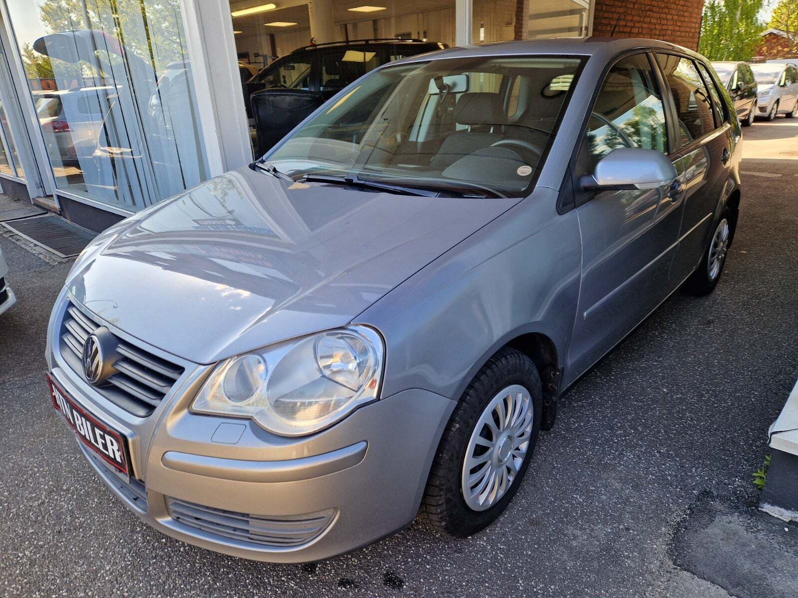Grå VW Polo fra 2006 set udefra