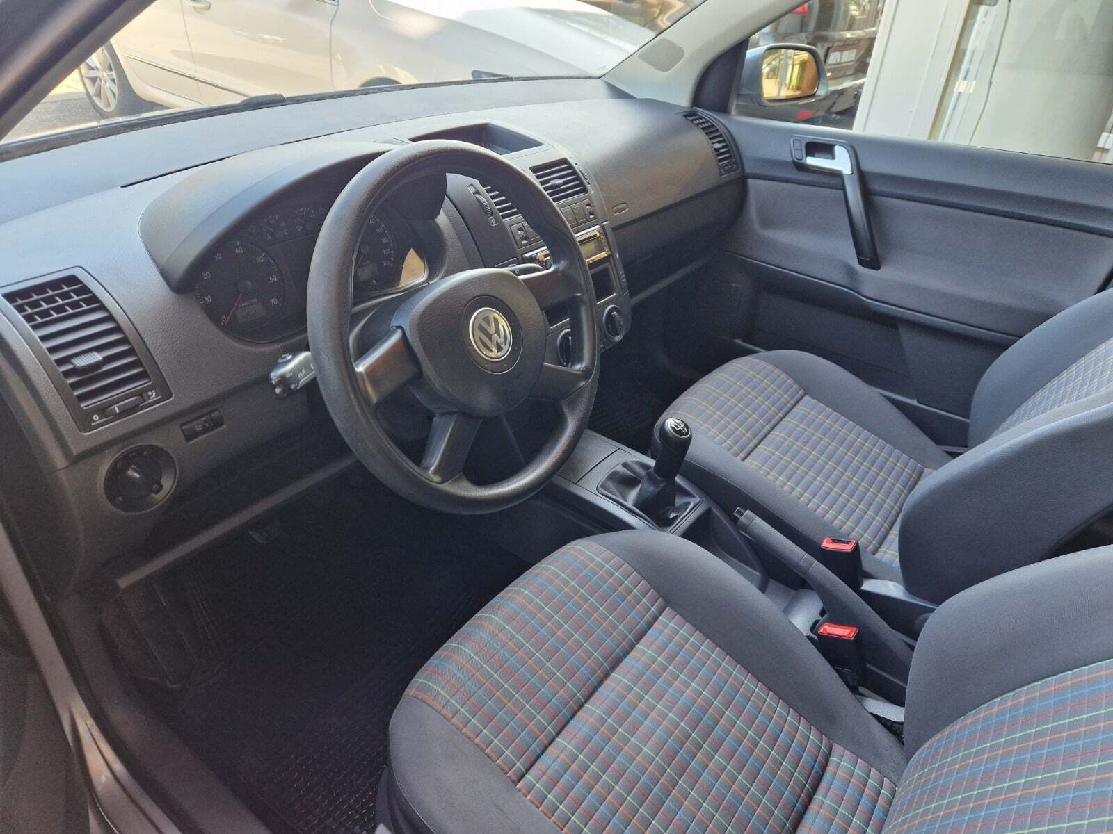 Grå VW Polo fra 2006