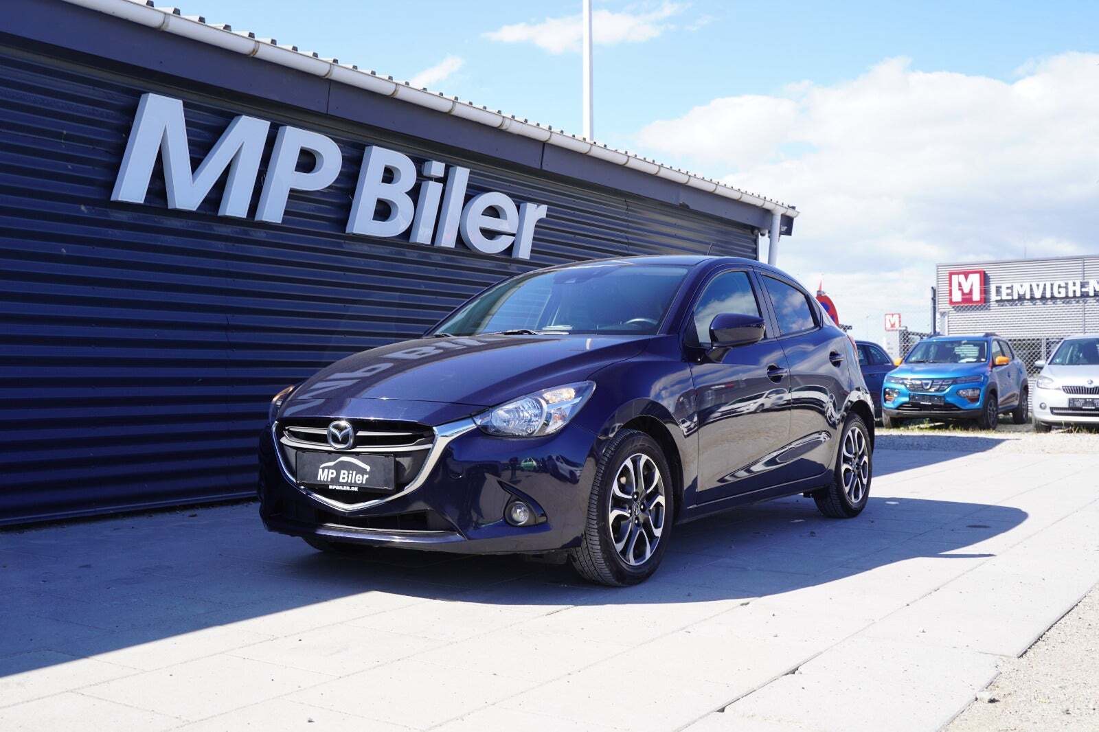 Blå Mazda 2 fra 2016 set udefra