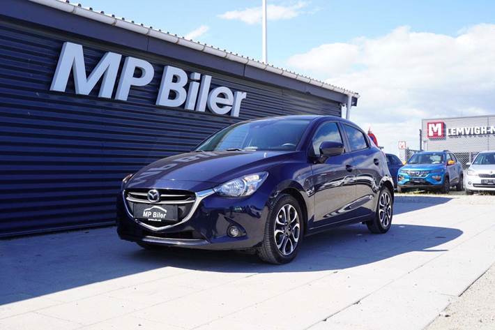 Blå Mazda 2 fra 2016 set udefra