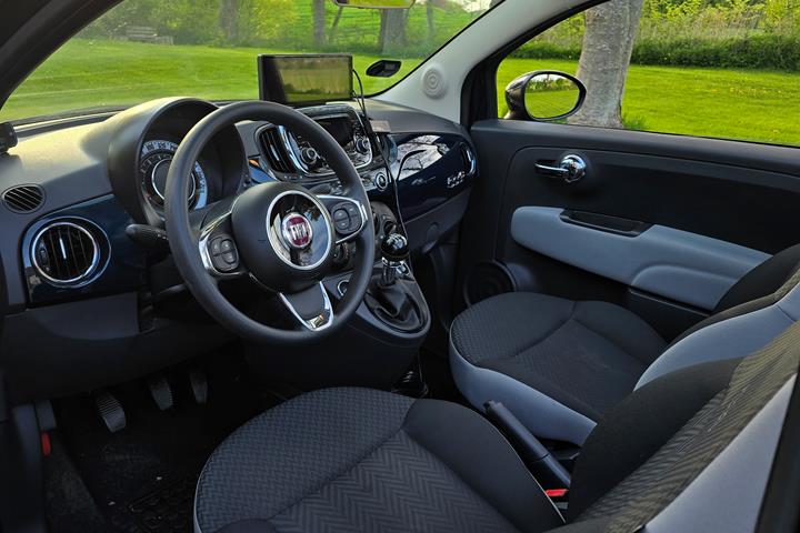 Blå Fiat 500C fra 2017
