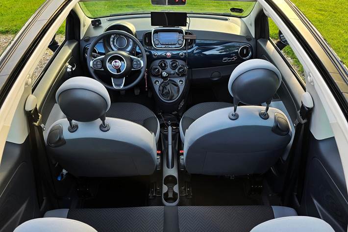 Blå Fiat 500C fra 2017