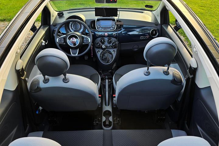 Blå Fiat 500C fra 2017