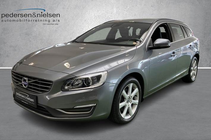 Grå Volvo V60 fra 2015 set udefra