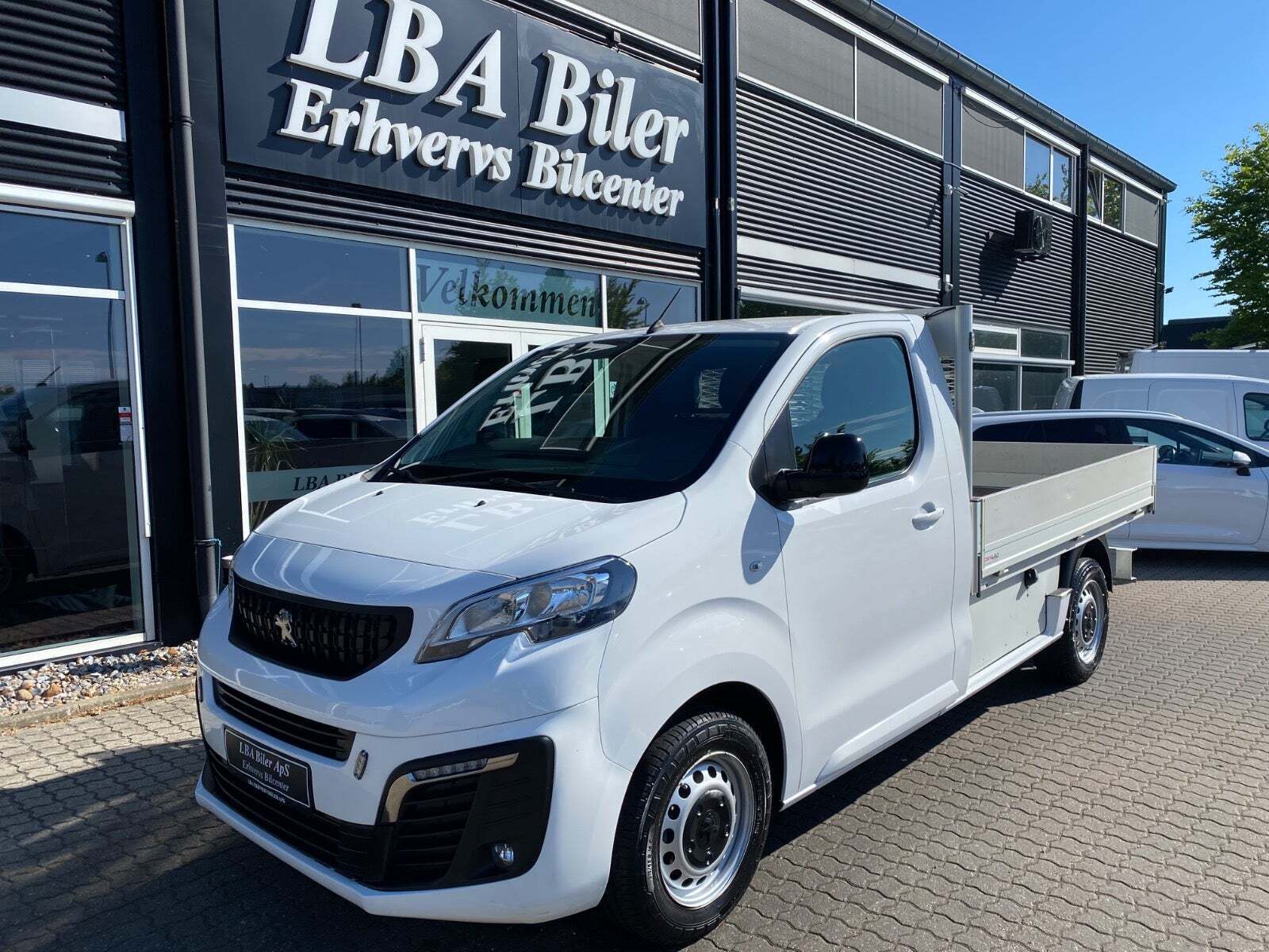 Hvid Peugeot Expert fra 2022 set udefra