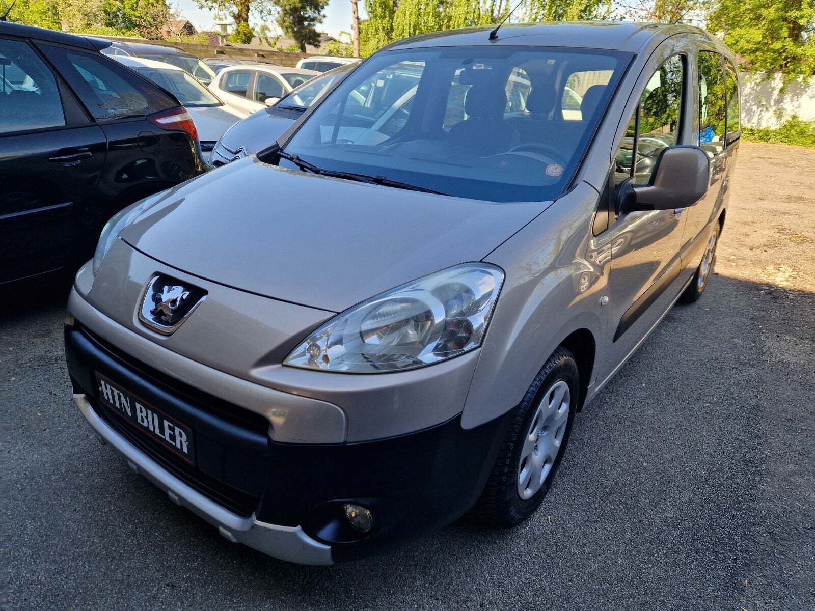 Beige Peugeot Partner Tepee fra 2009 set udefra