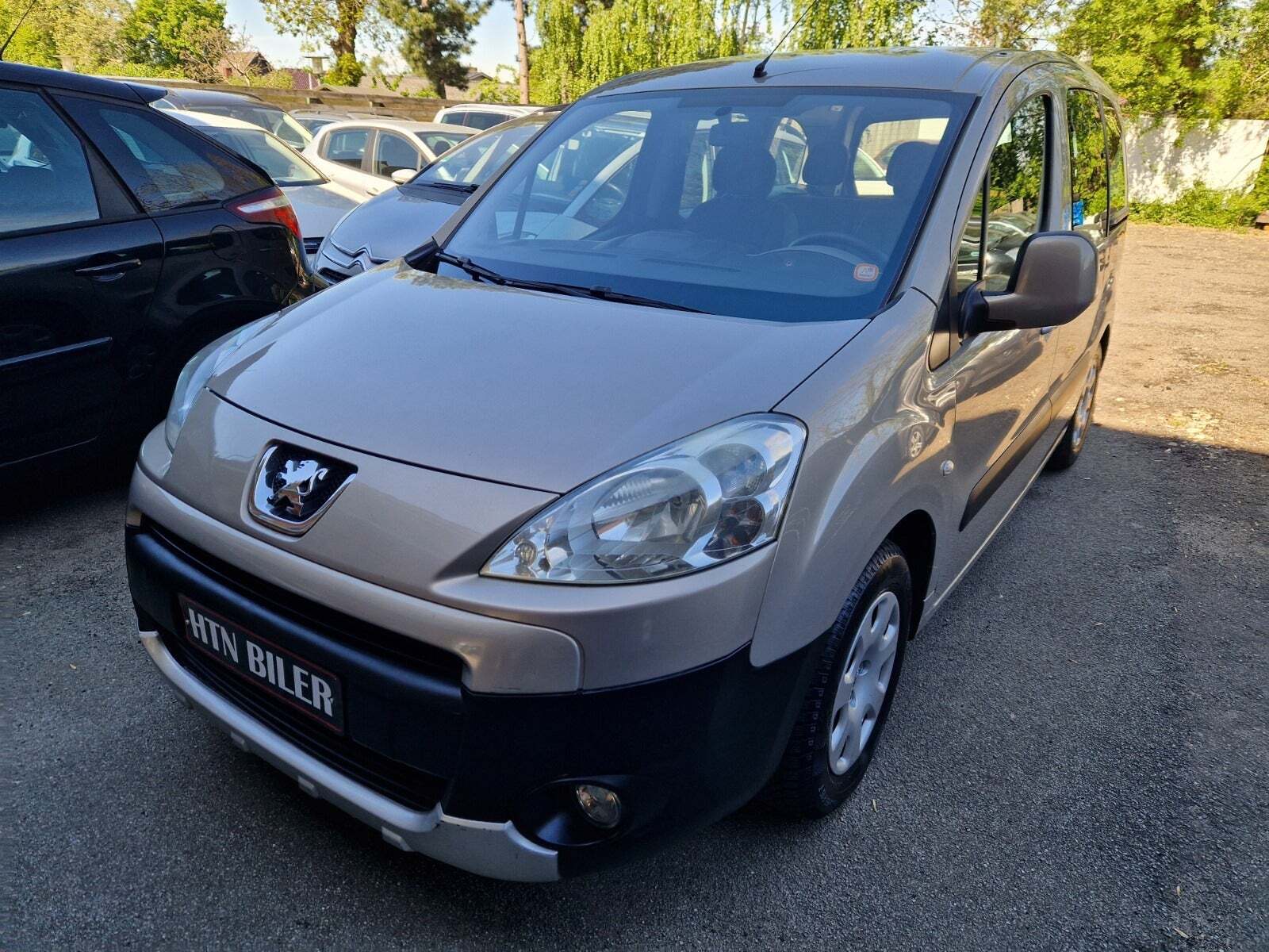 Beige Peugeot Partner Tepee fra 2009 set udefra