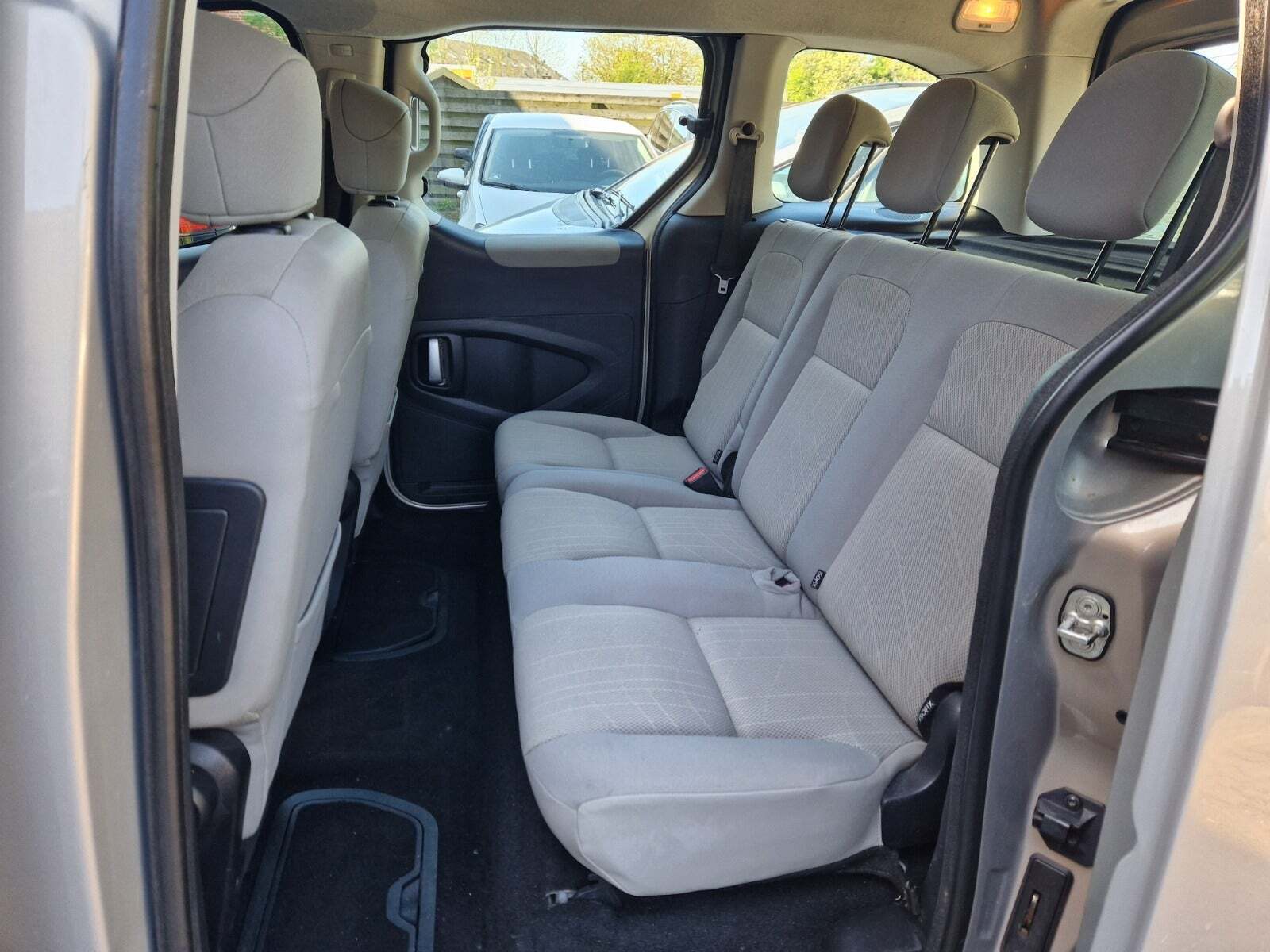 Beige Peugeot Partner Tepee fra 2009 set indefra