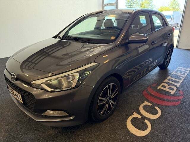 Grå Hyundai i20 fra 2017 set udefra