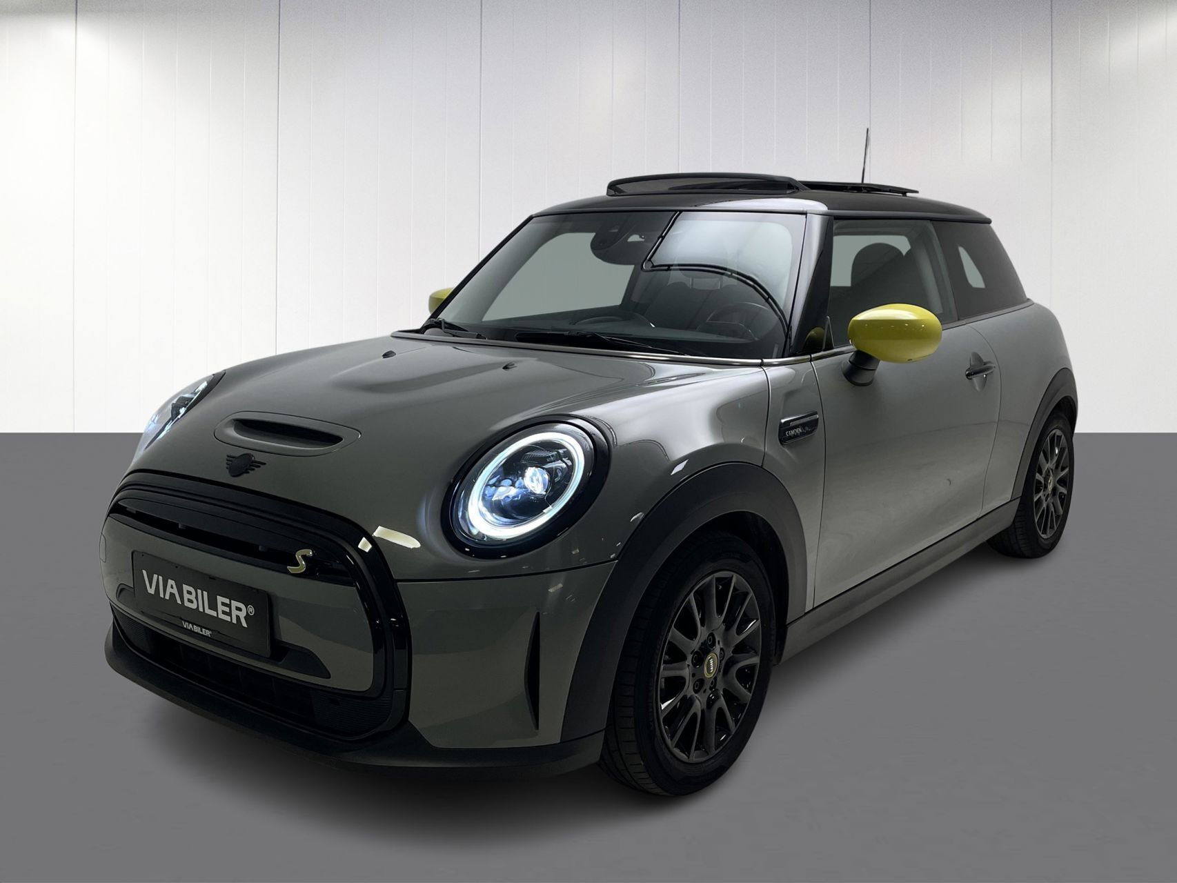 Grå Mini Cooper fra 2021 set udefra