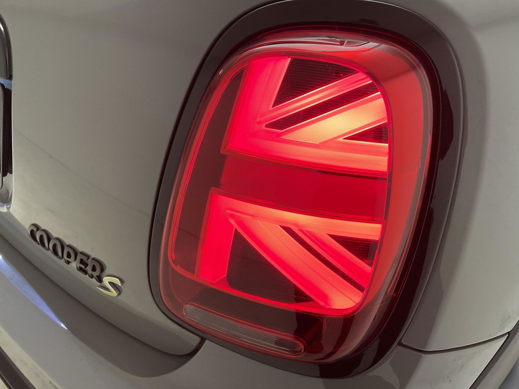 Grå Mini Cooper fra 2021