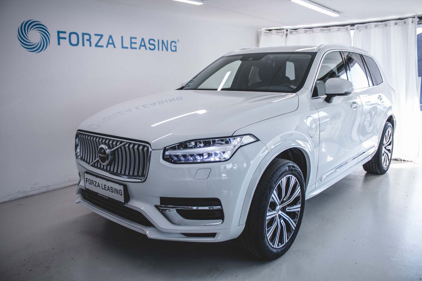 Hvid Volvo XC90 fra 2023 set udefra