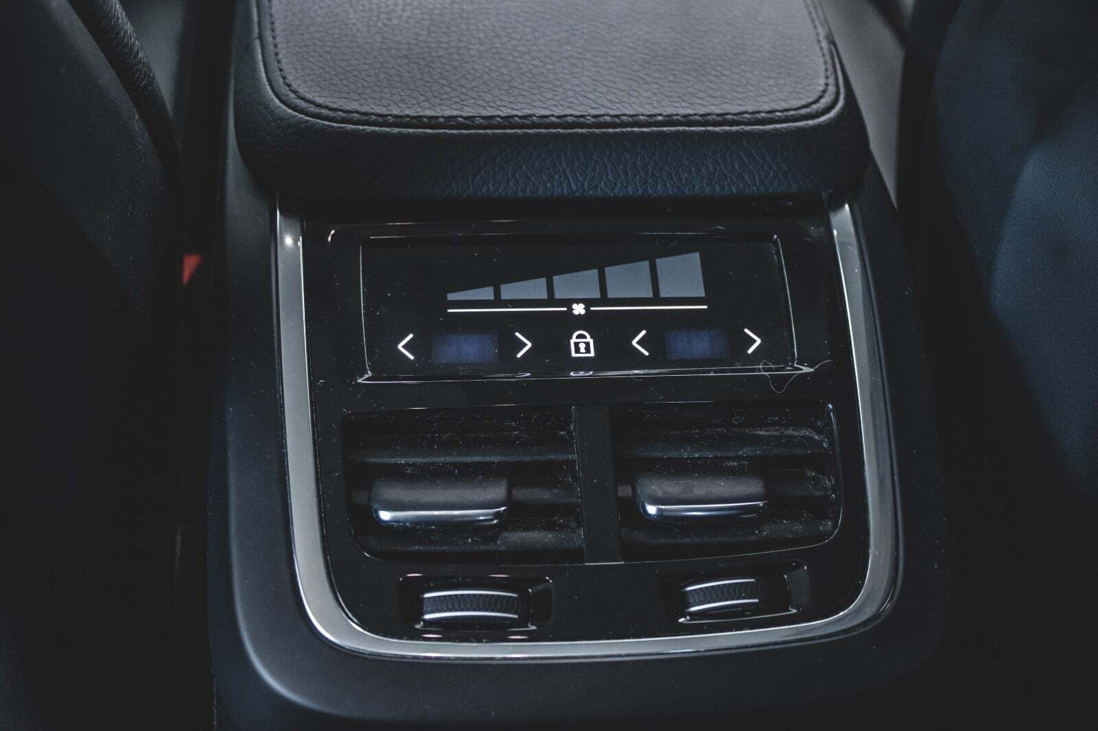 Hvid Volvo XC90 fra 2023