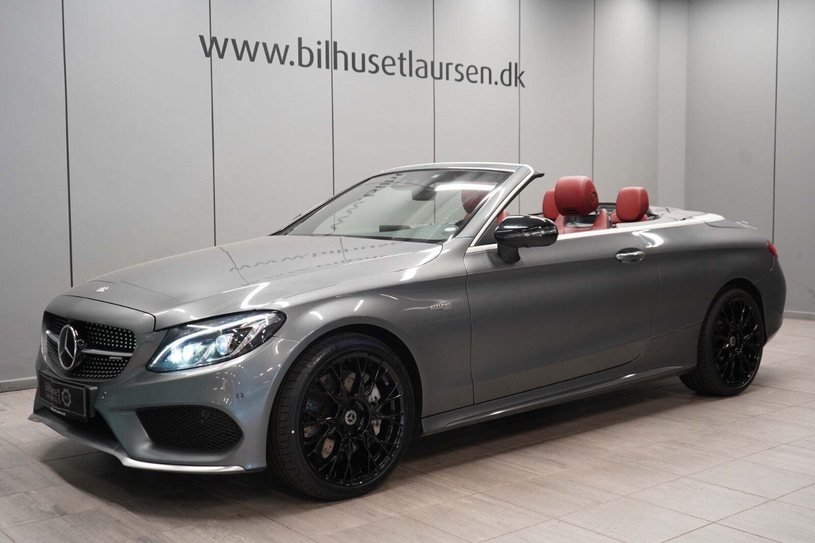 Grå Mercedes C43 fra 2016 set udefra