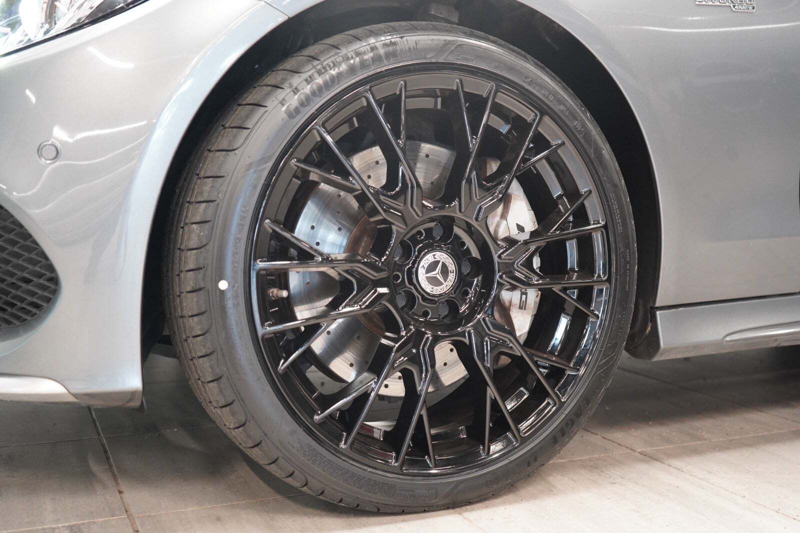 Grå Mercedes C43 fra 2016