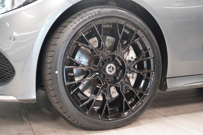 Grå Mercedes C43 fra 2016