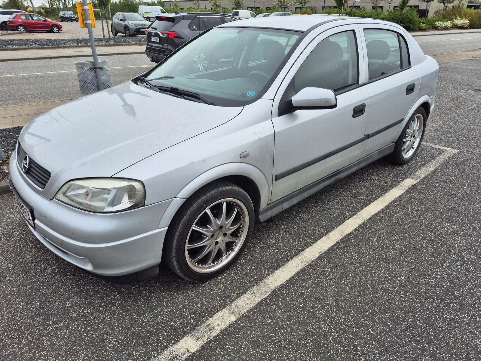 Sølv Opel Astra fra 2003 set udefra