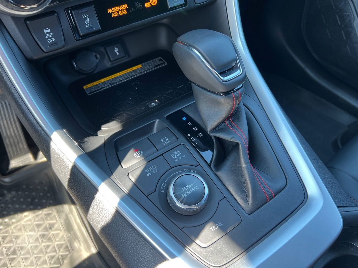 Rød Toyota RAV4 Plug-in fra 2022