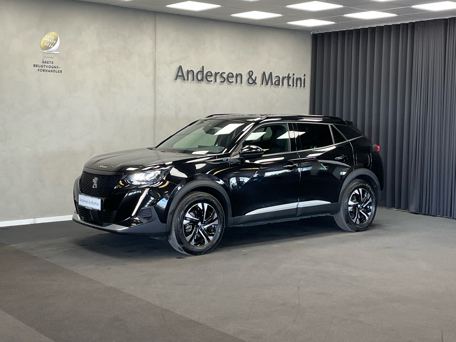 Sort Peugeot e-2008 fra 2023 set udefra