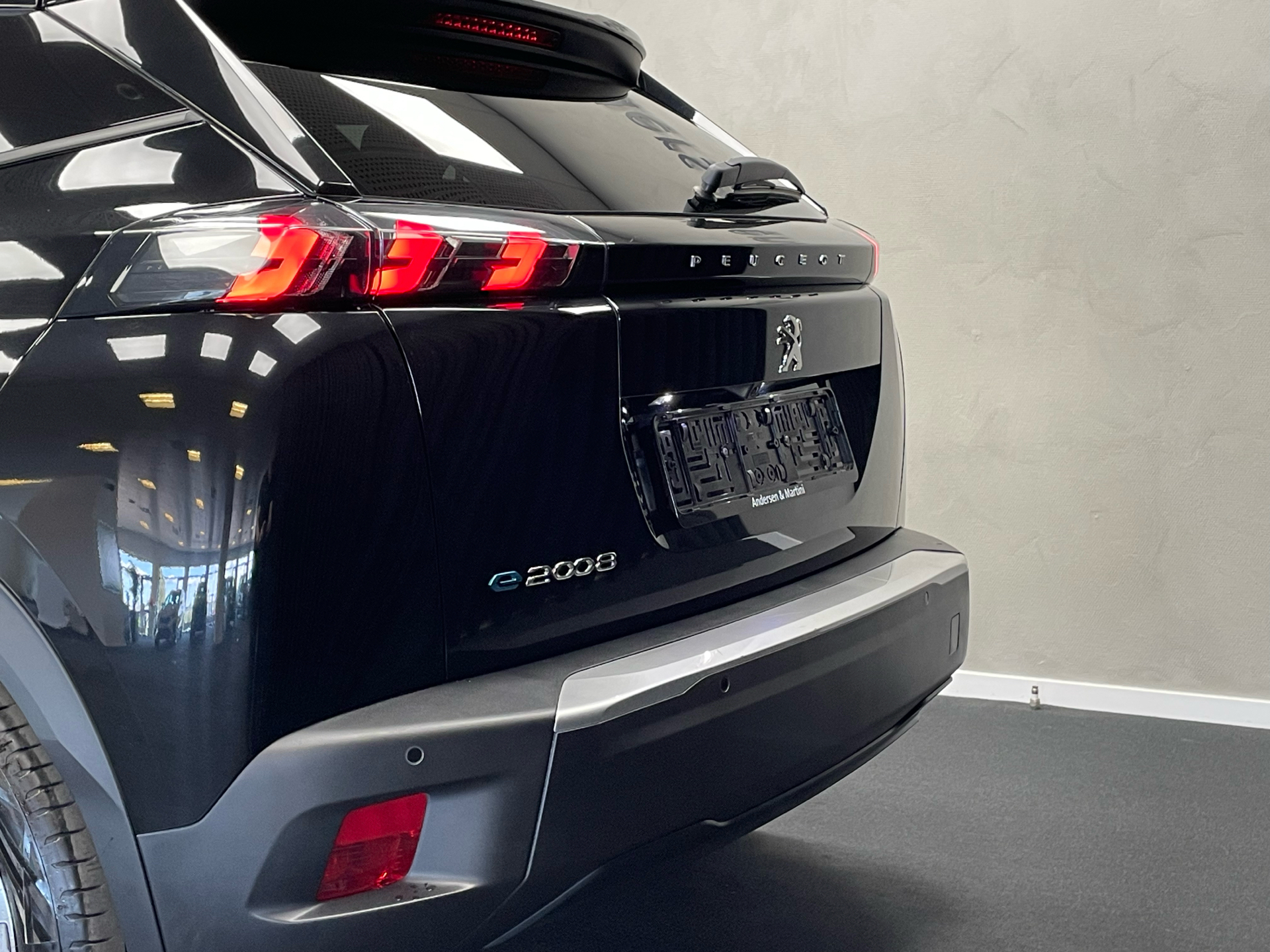 Sort Peugeot e-2008 fra 2023