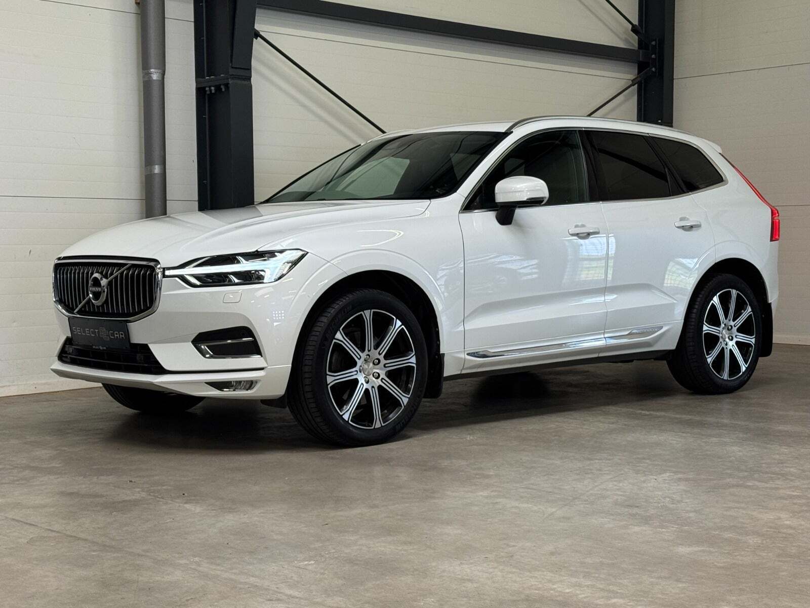 Hvid Volvo XC60 fra 2019 set udefra