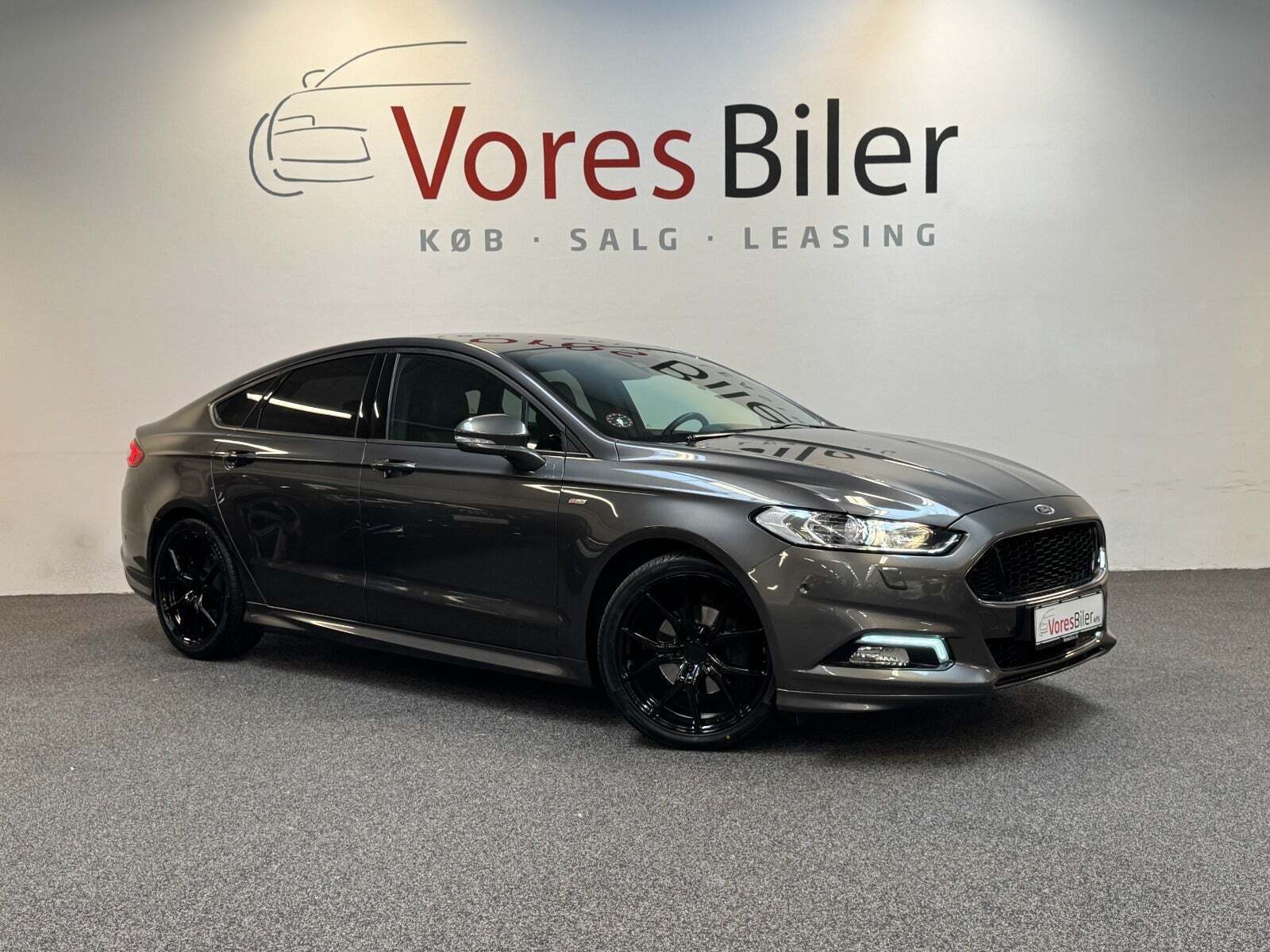 Grå Ford Mondeo fra 2018 set udefra