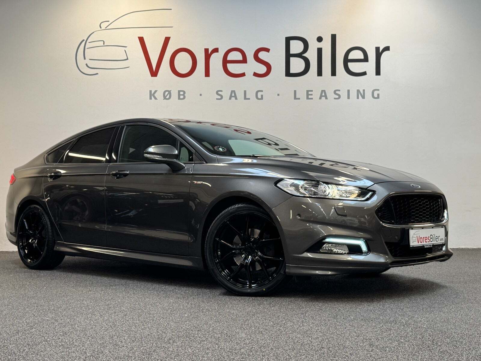 Grå Ford Mondeo fra 2018
