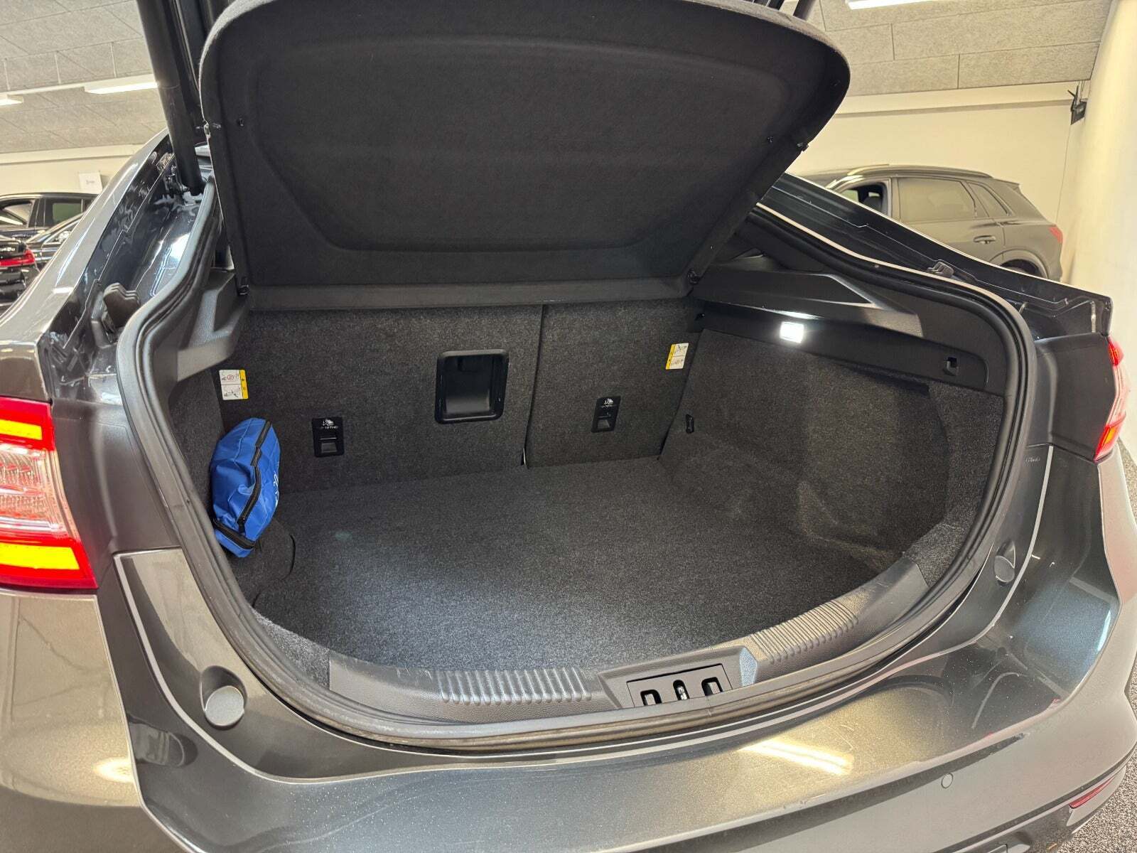 Grå Ford Mondeo fra 2018