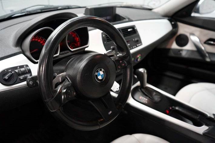 Grå BMW Z4 fra 2007 set indefra