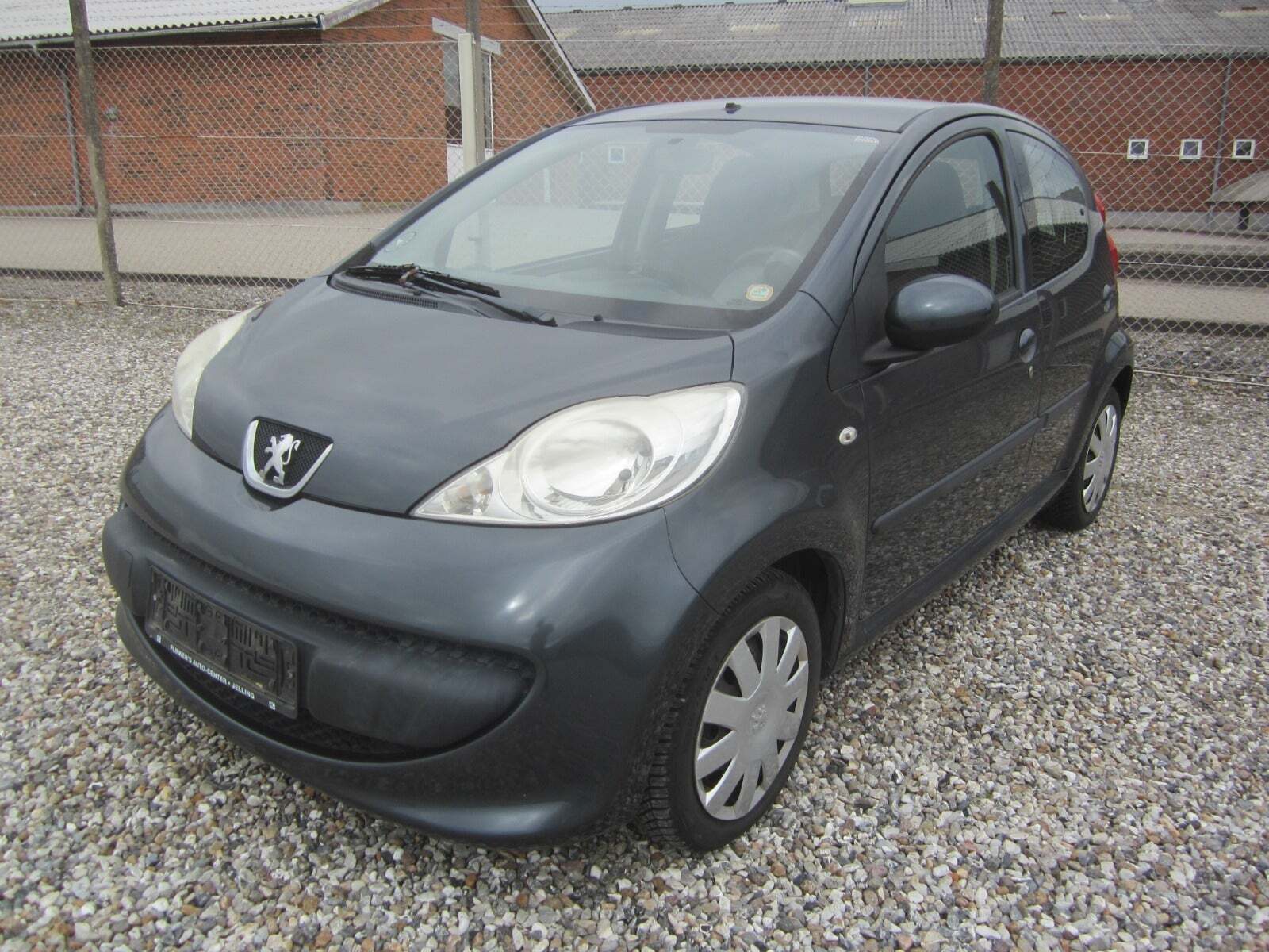 Grå Peugeot 107 fra 2007 set udefra