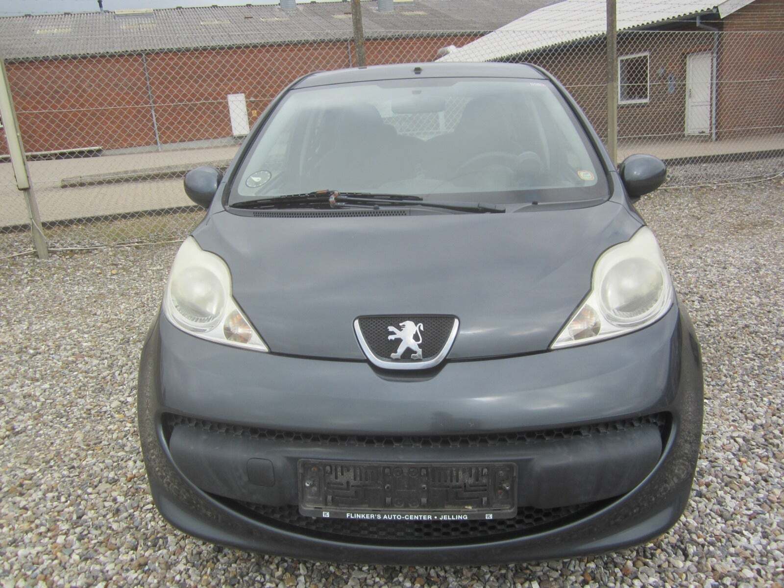 Grå Peugeot 107 fra 2007