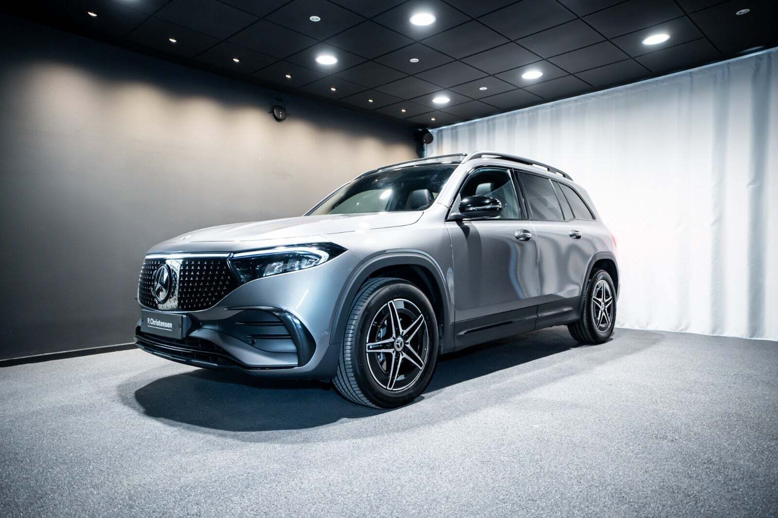 Grå Mercedes EQB250+ fra 2025 set udefra