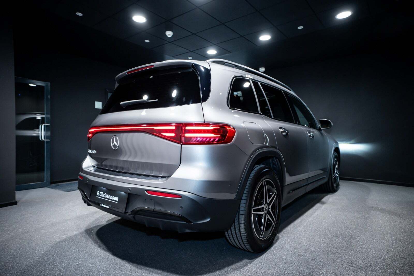 Grå Mercedes EQB250+ fra 2025