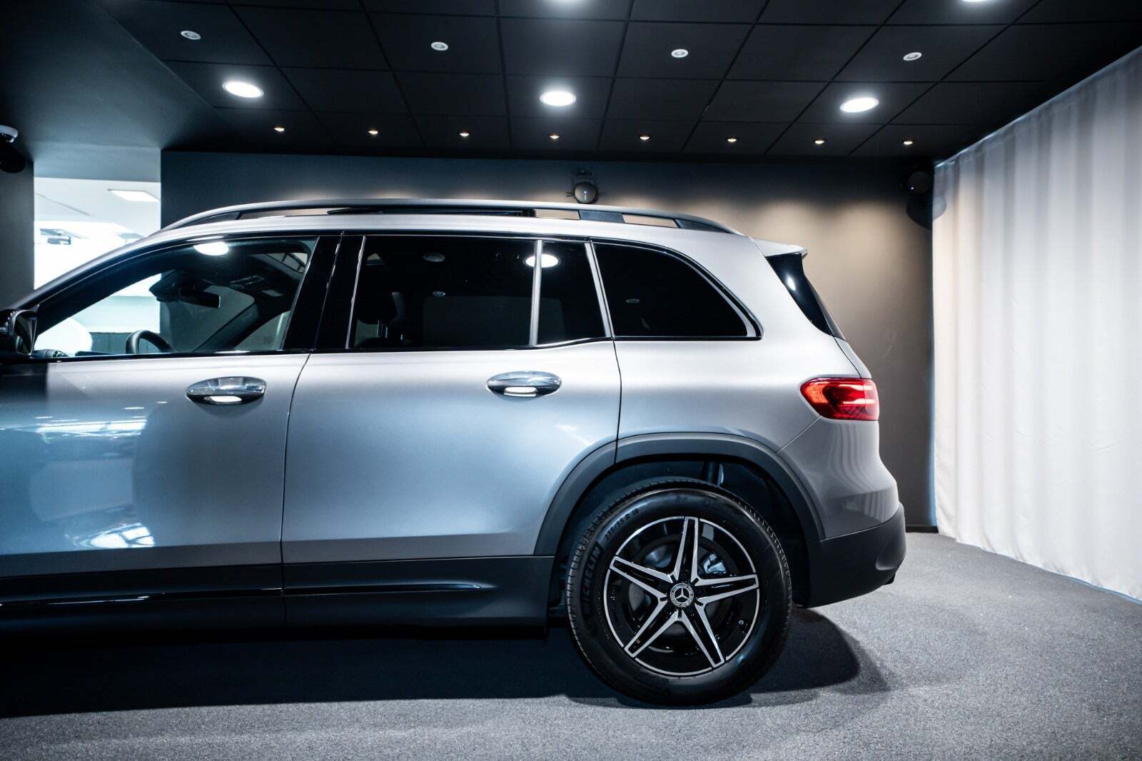 Grå Mercedes EQB250+ fra 2025