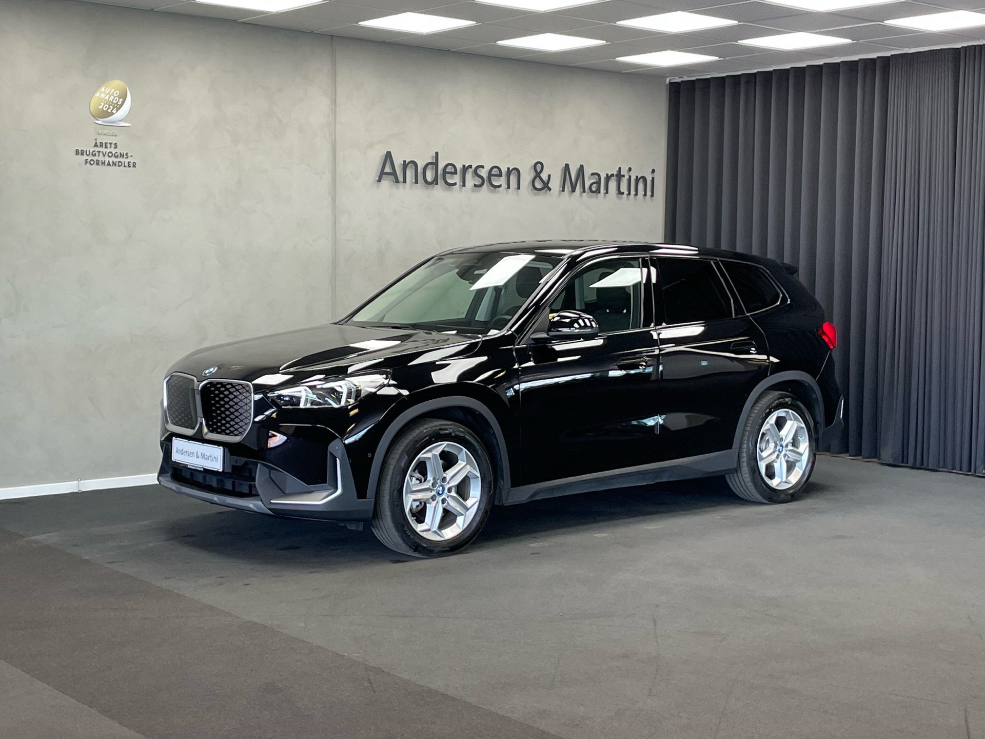 Sort BMW iX1 fra 2024 set udefra